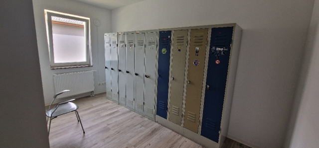 &amp;nbsp;
Umkleide Damen